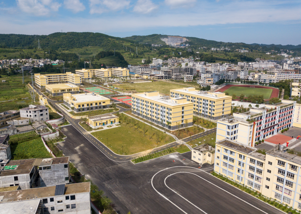 镇雄县芒部中学分校位于镇雄县芒部镇,规划学位1905人,占地面积174.