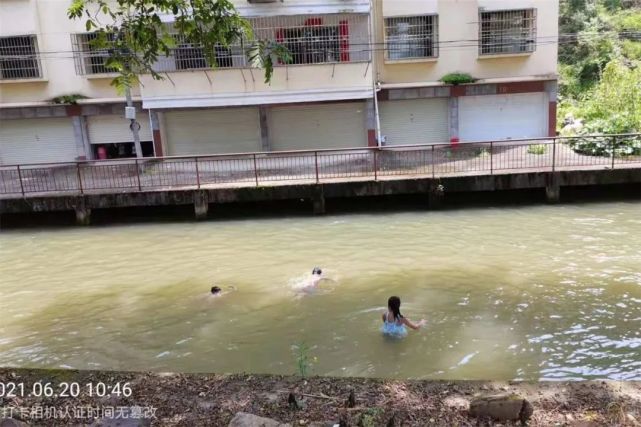 遂川多名小孩私自下河玩水,游泳