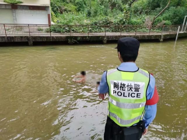 遂川多名小孩私自下河玩水,游泳