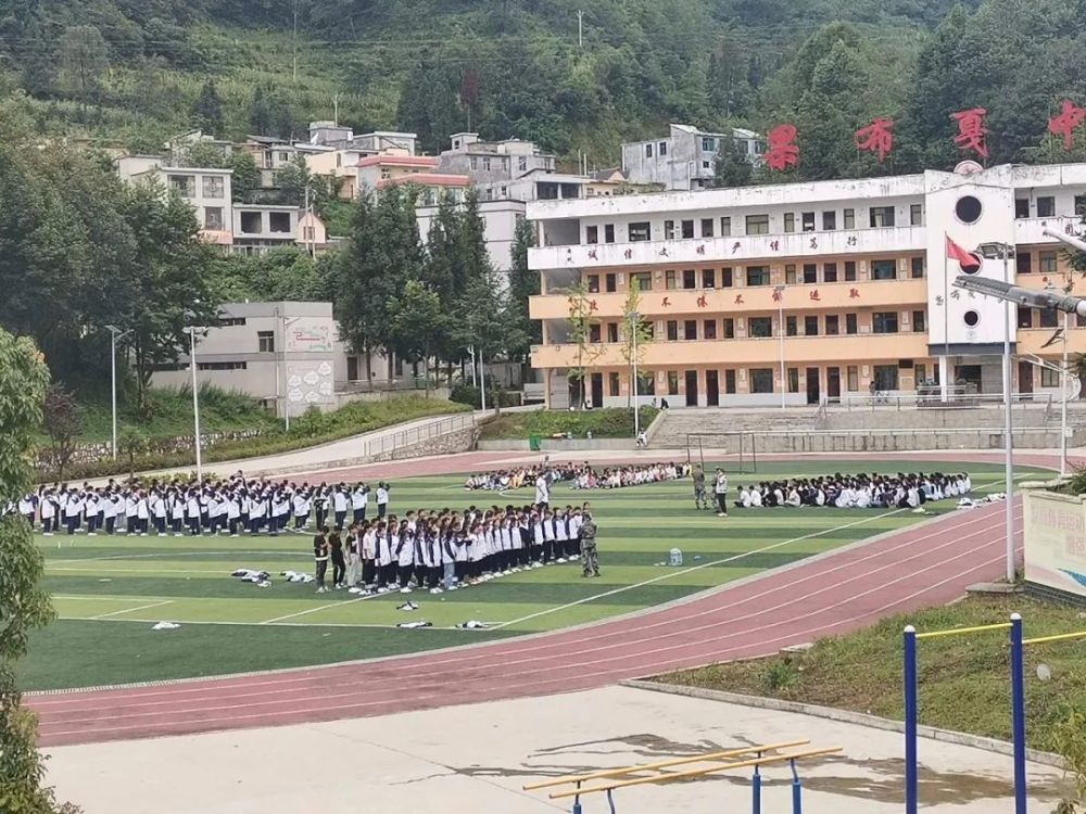 三穗县民族高级中学一年级新生在进行军训.刘三隆/摄