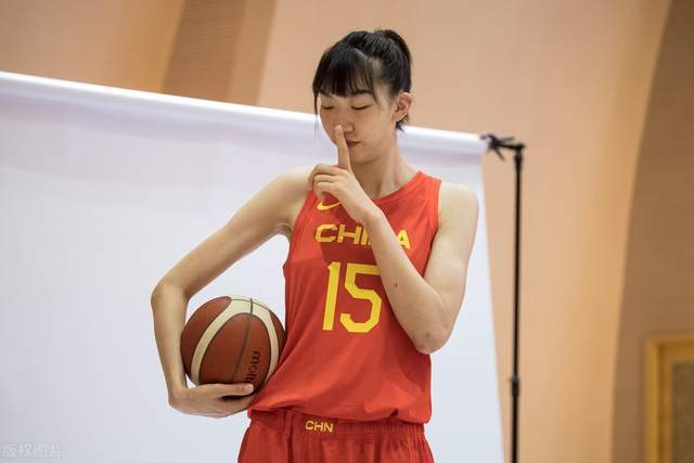 中国女篮拍摄写真花絮美出天际帅出霸气