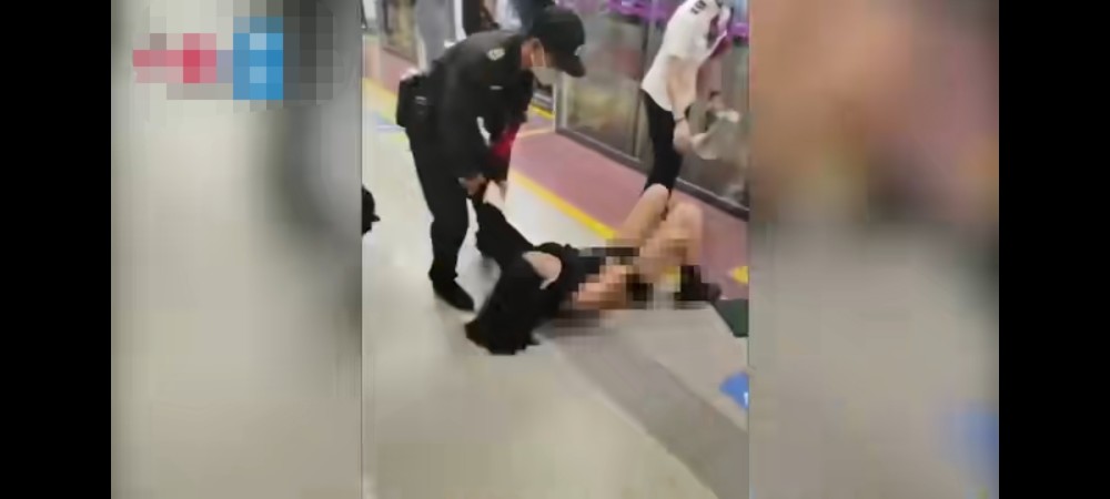 西安地铁保安拉扯女乘客,拖拽中撕碎女子衣服,场面尴尬
