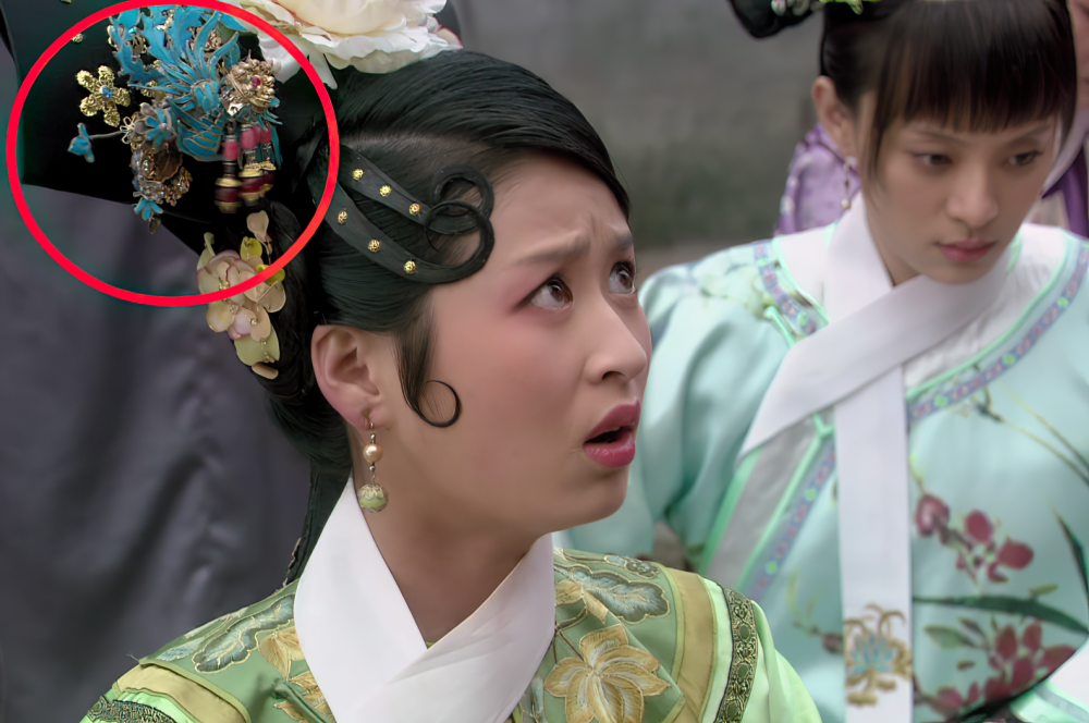 甄嬛传:华妃赏夏冬春一丈红,并非是她以下犯上,看她头上戴了啥?