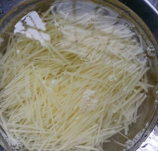 第1步,土豆切丝,用水略为清洗多余的淀粉.我习惯这样了,不洗也没啥.