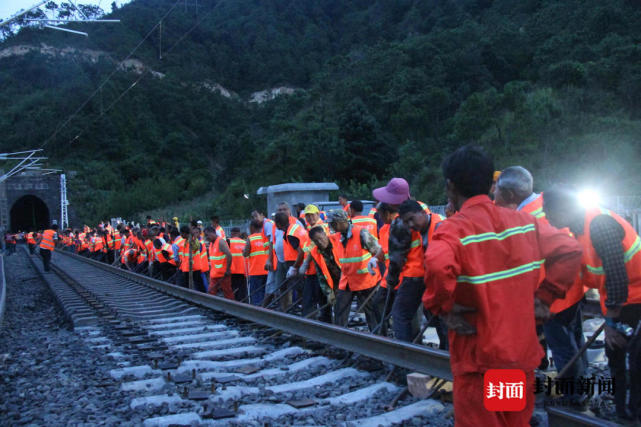 成昆铁路建成后,北接宝成铁路,成渝铁路,南连贵昆铁路,可直达广西沿海