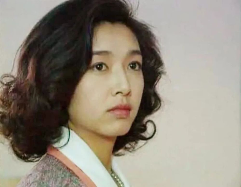 53岁江珊近照女人味十足,小15岁丈夫太神秘,还曾与靳东有过恋情