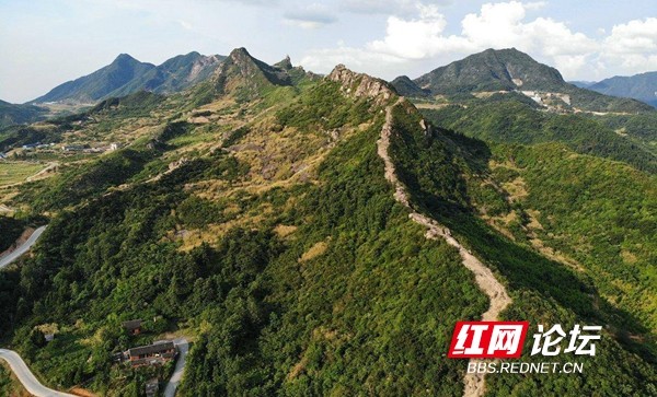 而在五盖山的北部边缘,有一条形状有趣的山脊,蜿蜒而上,气势磅礴,直通