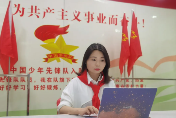 随后,少先队辅导员喻佩老师号召全体学生:在心中埋下善良的种子,把