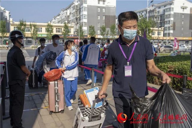 韩冰摄图为石家庄二中雄安校区·河北安新中学学生返校.