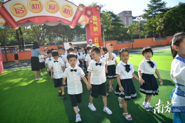 清城区新城小学新生入学第一天,萌翻了