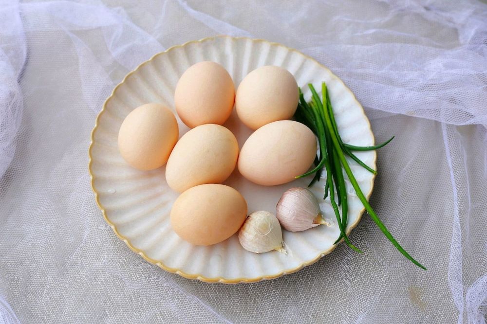 荷包蛋怎么做（荷包蛋怎么做既不粘锅又不散）