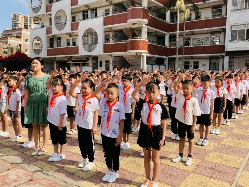 灵源街道华林小学一个印有学校校标及学生绘制的百年纪念手提袋,你瞧