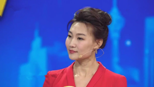 在一个节目上,李梓萌终于摘下了自己的假发,可以看到她非常的年轻