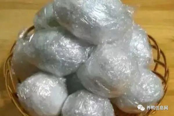 咸鸭蛋怎么做（咸鸭蛋怎么做才会出油视频）