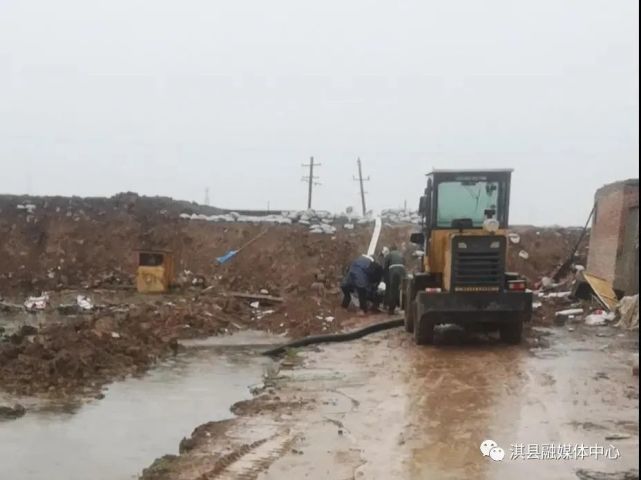 淇县西岗镇:加强田间排水 降低降雨影响