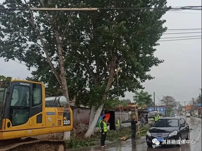 淇县西岗镇:加强田间排水 降低降雨影响