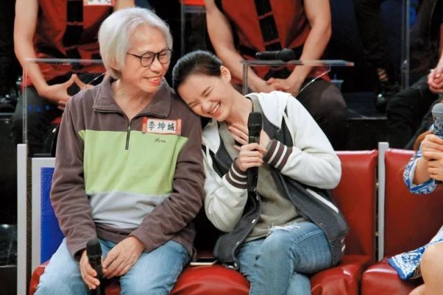 65岁李坤城自曝与25岁女友感情稳定,建议周星驰不要理