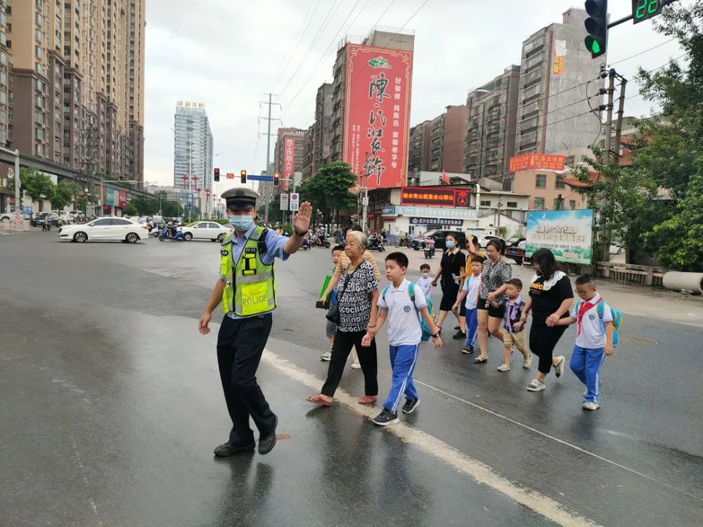 "神兽"归来,普宁交警开启"护学模式"