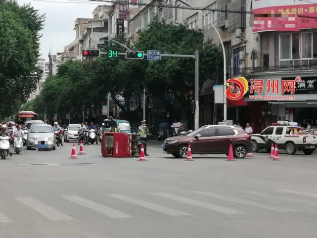 在桂南路南百超市红路灯处,发生一起小车与三轮车相撞的交通事故