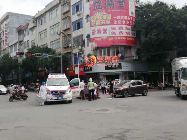 今天上午十点半左右,在桂南路南百超市红路灯处,发生一起小车与三轮车