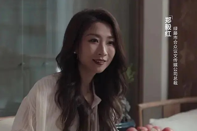 孙红雷和妻子的感情有多好?两人深夜散步十指紧扣,活成模范夫妻
