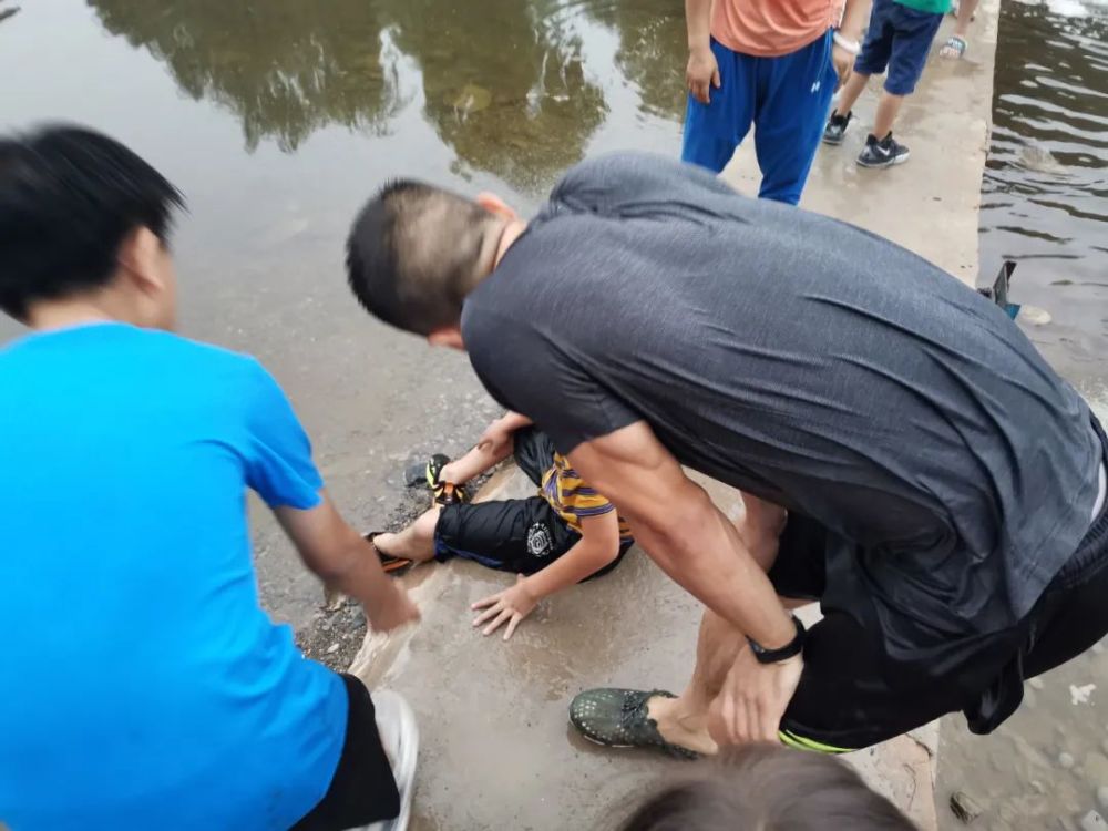 少年不慎溺水,休假军人潜入水中四次施救