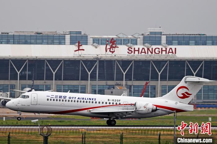 一二三航空的arj21-700客机降落在上海浦东国际机场. 殷立勤 摄