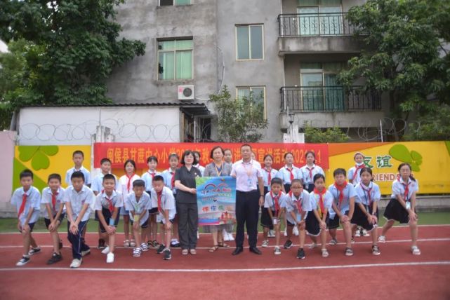 闽侯法院民一庭宋美芳庭长,邱继莲法官到闽侯县甘蔗瀛洲小学开展"关爱