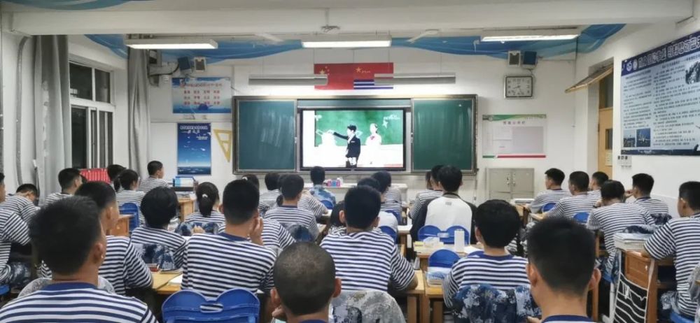 理想照亮未来——昌乐一中组织师生观看开学第一课