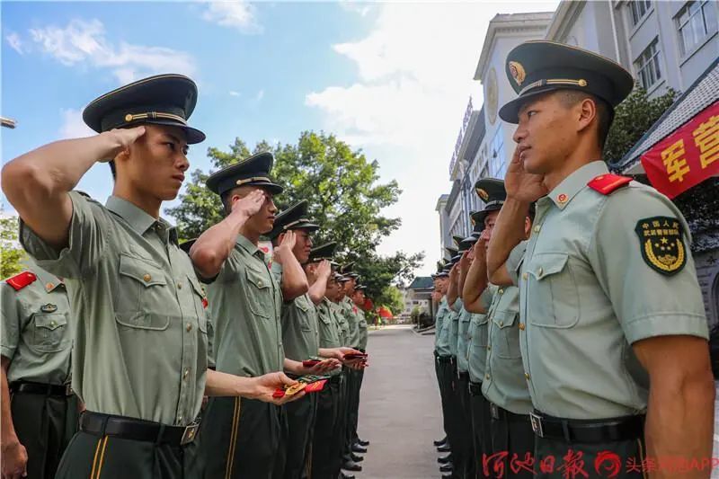 退伍老兵向哨位敬礼告别. 回望军旅,一路如歌.