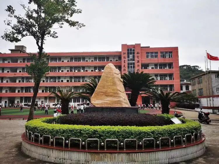 截止2020年,宁德各县市除了柘荣县人口不足十万农村没有高中,其余八县