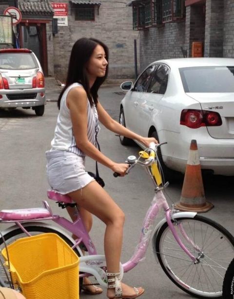 高圆圆骑自行车旧照长发飘逸 满满的青春气息