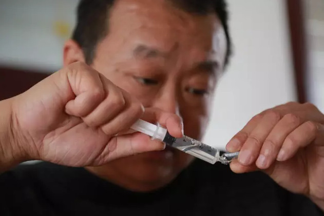 为了少跑两趟医院,魏海全亲自给王丽打针,每天至少两针.图 / 韩逸
