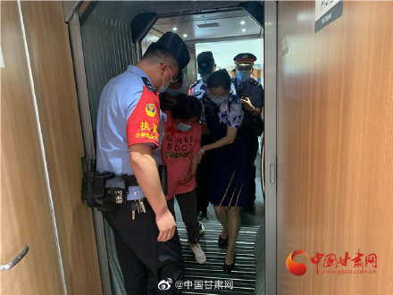 孕妇列车上分娩在即 兰州铁警四分钟帮忙送医_腾讯新闻