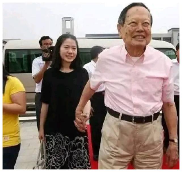 41岁翁帆含泪说出,当初为何嫁给82岁的杨振宁,原因到底是啥?