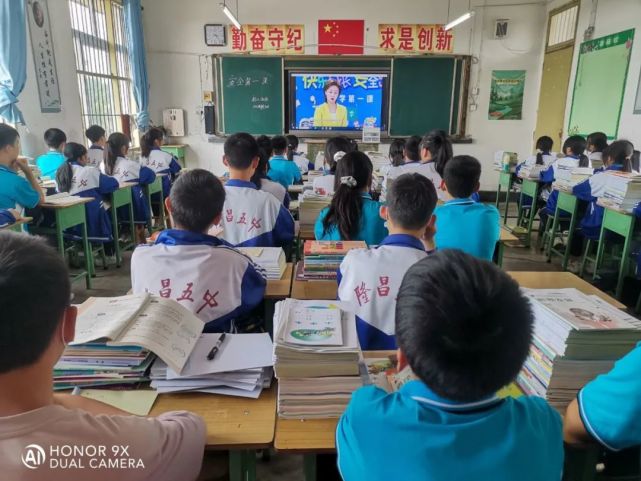 开学第一课安全教育 (隆昌五中  供图)班级书法比赛  (大北街小学