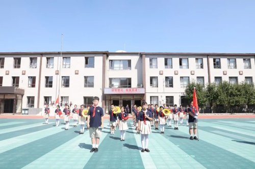 开学第一课宁山路小学以青春姿态绘强国未来