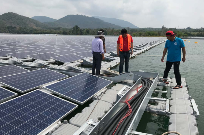 把太阳能板放水上,中国造全球最大漂浮式发电厂,是如何工作的?