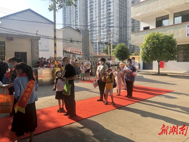 衡阳市蒸湘区呆鹰岭镇新阳小学举行一年级入学仪式