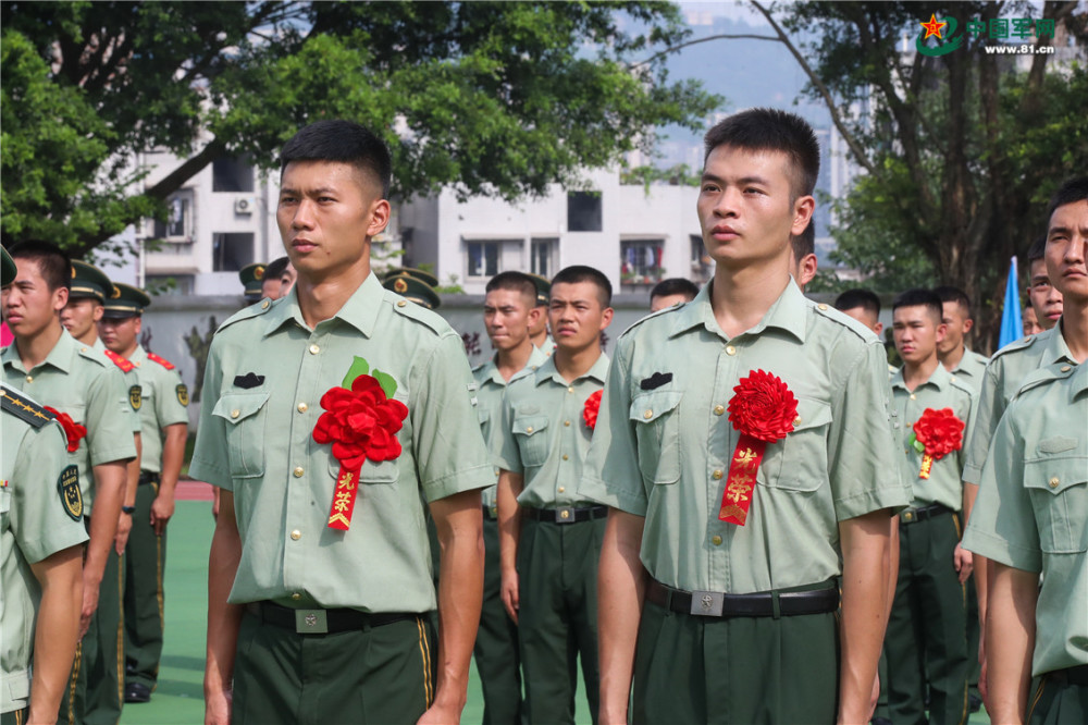 退伍季|武警退役老兵泪别军营光荣返乡