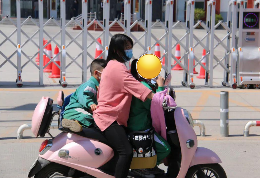 电动车后座载人被"立规矩,宝妈怒讨说法:怎么接送孩子?
