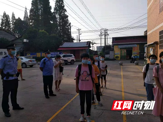 在南县明山头镇中学,一名教师表示,早上7点30分左右就有学生陆续入校