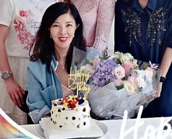 李嘉欣为亲姐庆生,李嘉明抱鲜花坐c位,长相普通却嫁入豪门