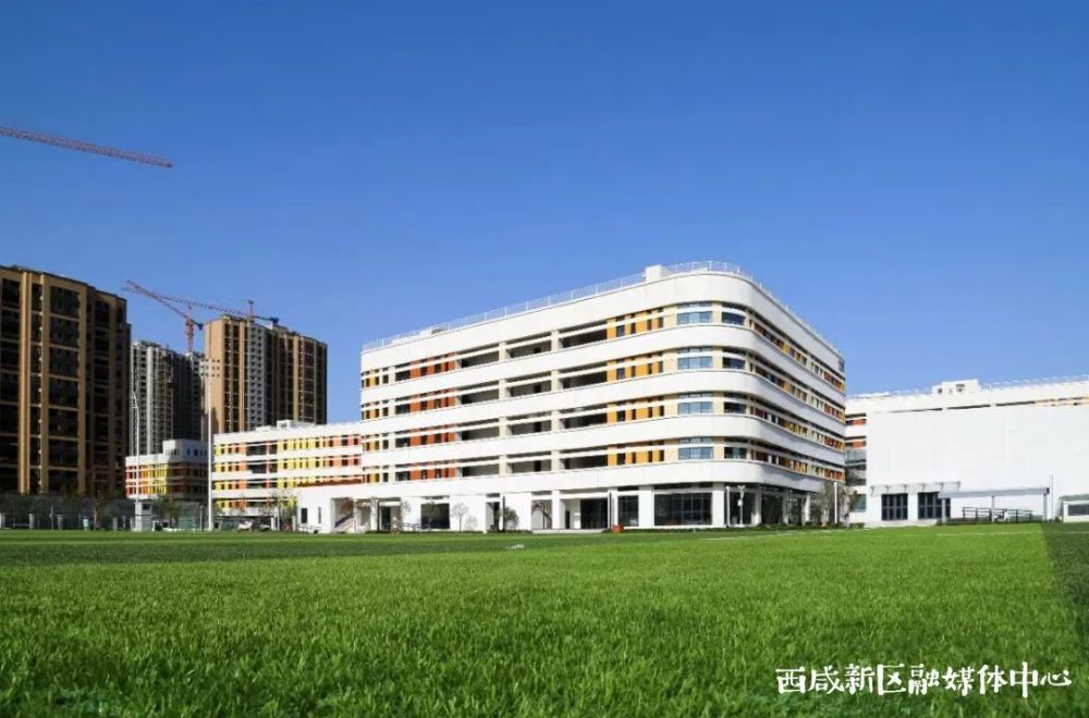 泾河新城第四小学位于西咸新区泾河新城滨河三路以东,滨河北路以北