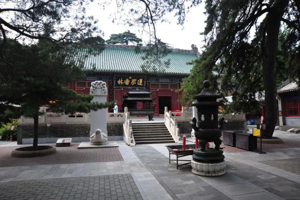 整座寺院既有北方寺庙巍峨宏大的气势,又有江南园林清幽秀雅的情趣
