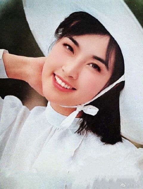 照片中,年轻时的刘晓庆化身白衣美人,眉