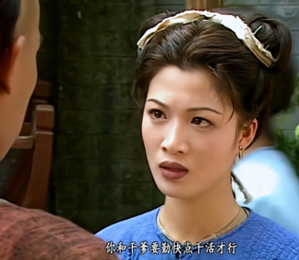 除此之外,陈少霞还是关咏荷版《苗翠花》里的李小环,黎姿版《倚天屠龙