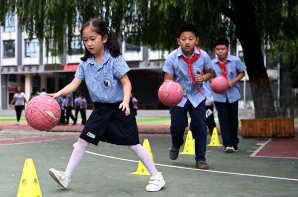 9月1日,西安市新城区后宰门小学参与课后服务的学生在进行体育活动.