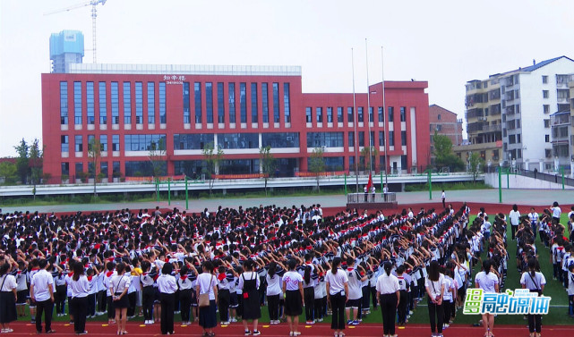 汨罗市各中小学校举行升国旗仪式,大家在操场整齐列队,同升国旗同唱