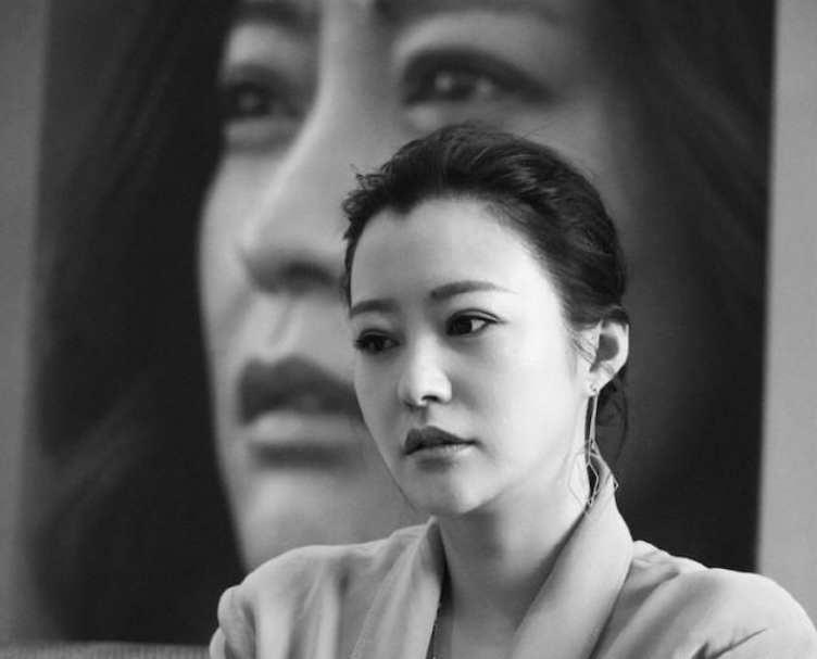 郝蕾担任电影院校系主任,情感经历曲折,演技一直在线从未拉垮_腾讯